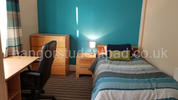Bedroom 2 : 3.4 x 2.7m