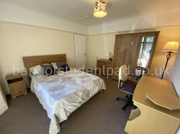 Llofft 1 / Bedroom 1