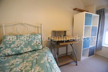 SINGLE ROOM TOP FLOOR ( WARDROBE NOT SHOWNIN PHOTO)