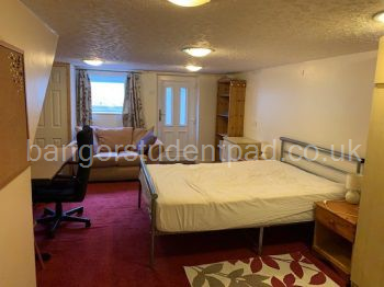 Large double bedroom with exclusive external access